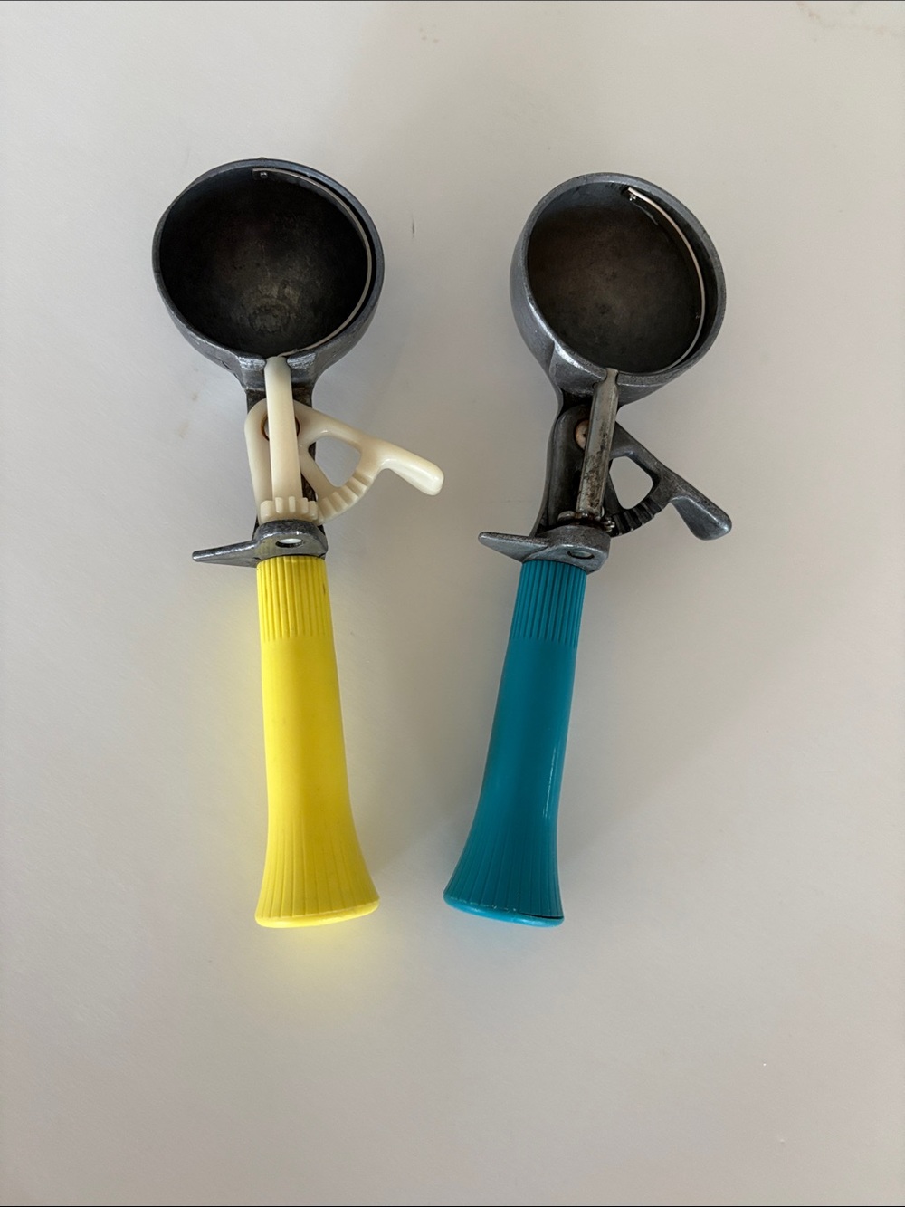 Vintage BONNY  Ice Cream Scoop Set with Yellow & Teal Handles